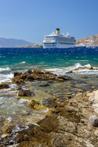 Превью обои корабль, море, рифы, камни