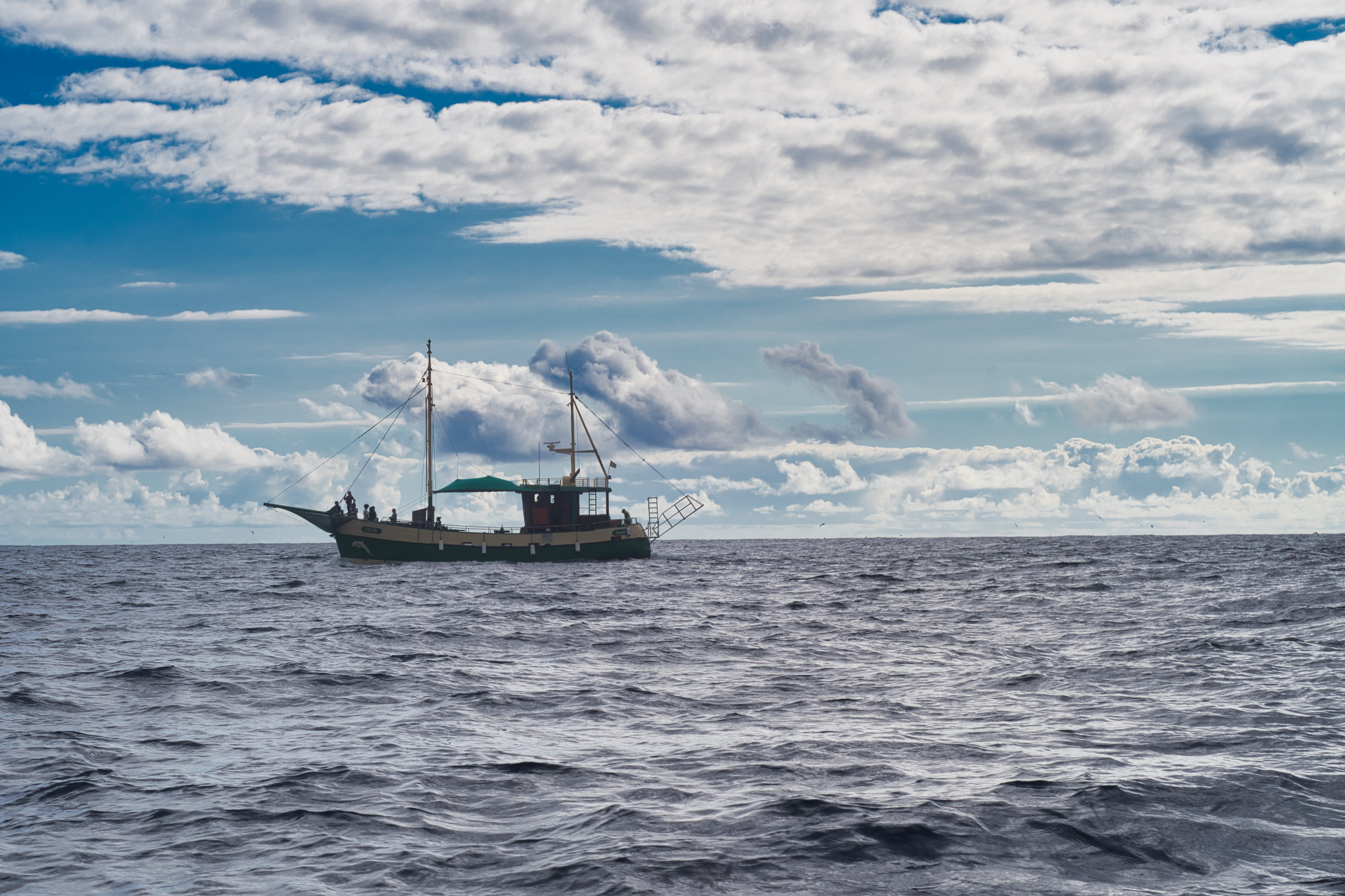 разошлись в море корабли