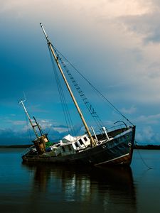 Превью обои корабль, наклон, море, облака