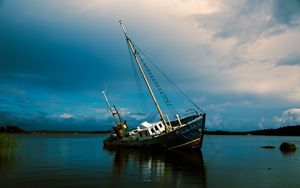 Превью обои корабль, наклон, море, облака