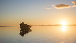 Превью обои корабль, рассвет, море, горизонт, вода