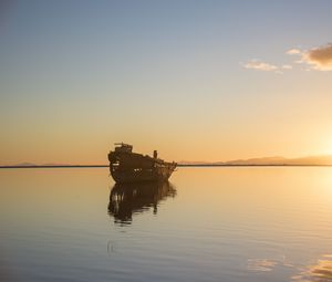 Превью обои корабль, рассвет, море, горизонт, вода