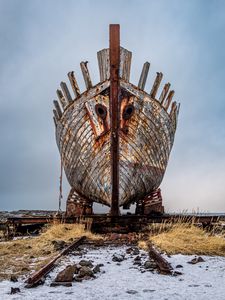 Превью обои корабль, ржавчина, старый, трава, камни