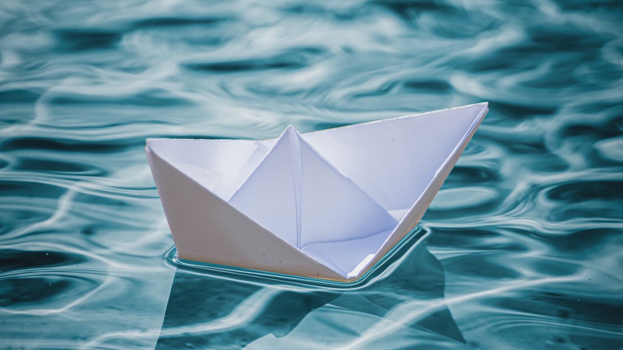 Обои кораблик, оригами, бумажный, вода, рябь