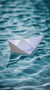 Превью обои кораблик, оригами, бумажный, вода, рябь