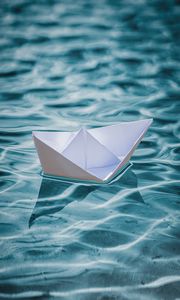 Превью обои кораблик, оригами, бумажный, вода, рябь