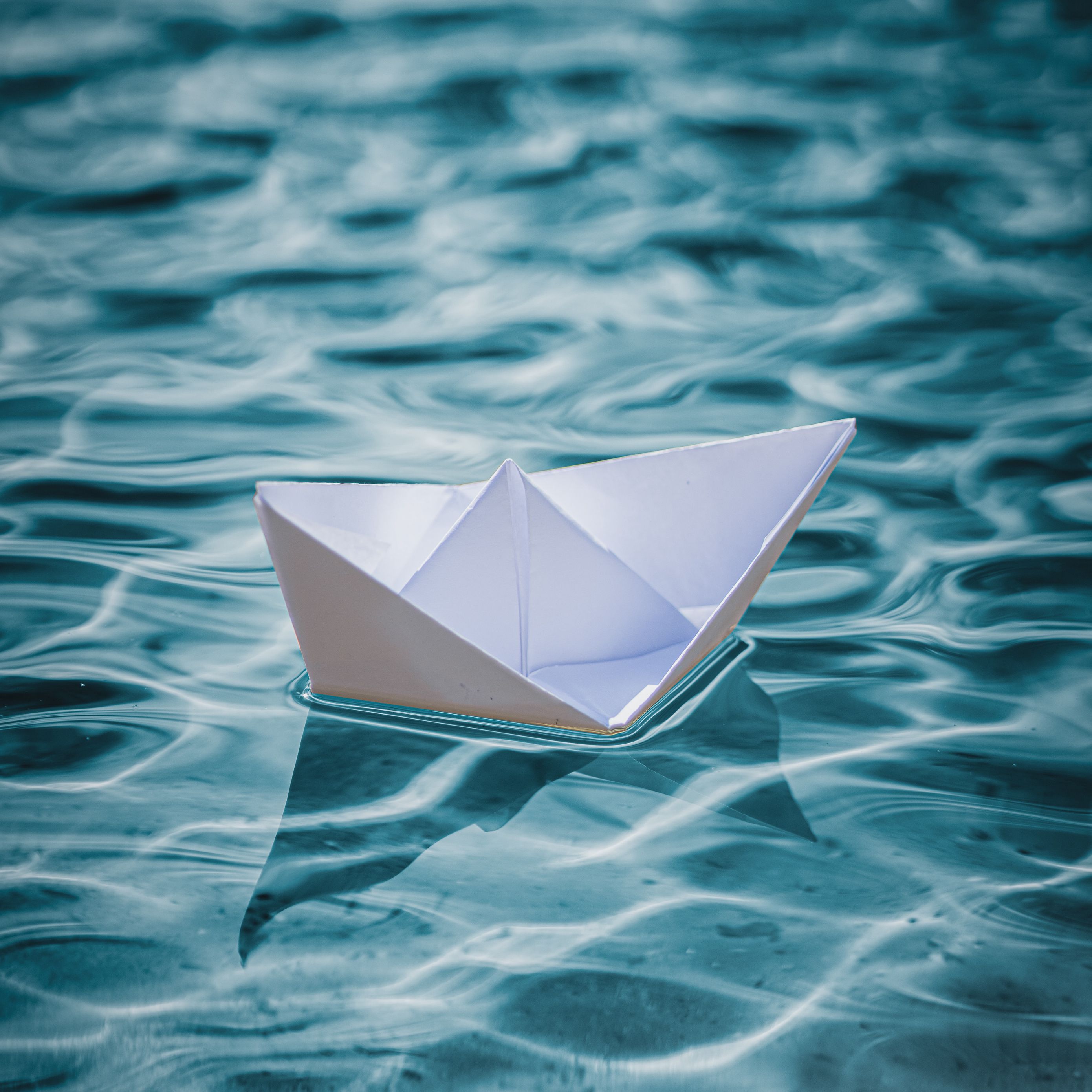Бумажный кораблик читать. Бумажный кораблик. Бумажный корабль. Бумажный кораблик картинка. Оригами кораблик.