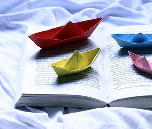 Превью обои кораблики, книга, бумага, разноцветный