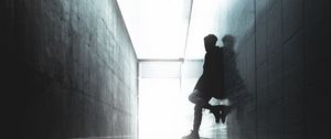 Превью обои коридор, парень, свет, отражение, зеркальный