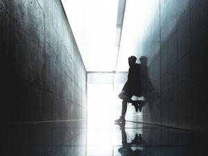 Превью обои коридор, парень, свет, отражение, зеркальный