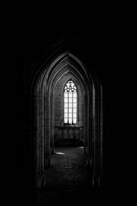 Превью обои коридор, темный, окно, арка, архитектура