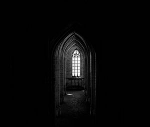 Превью обои коридор, темный, окно, арка, архитектура