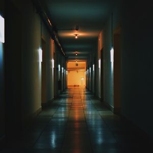 Превью обои коридор, темный, здание, освещение
