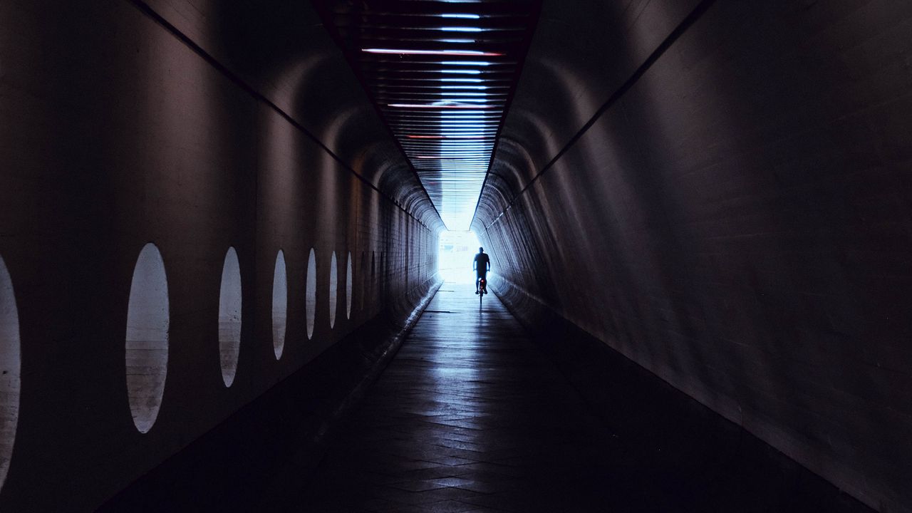 Обои коридор, тоннель, темный, силуэт, свет