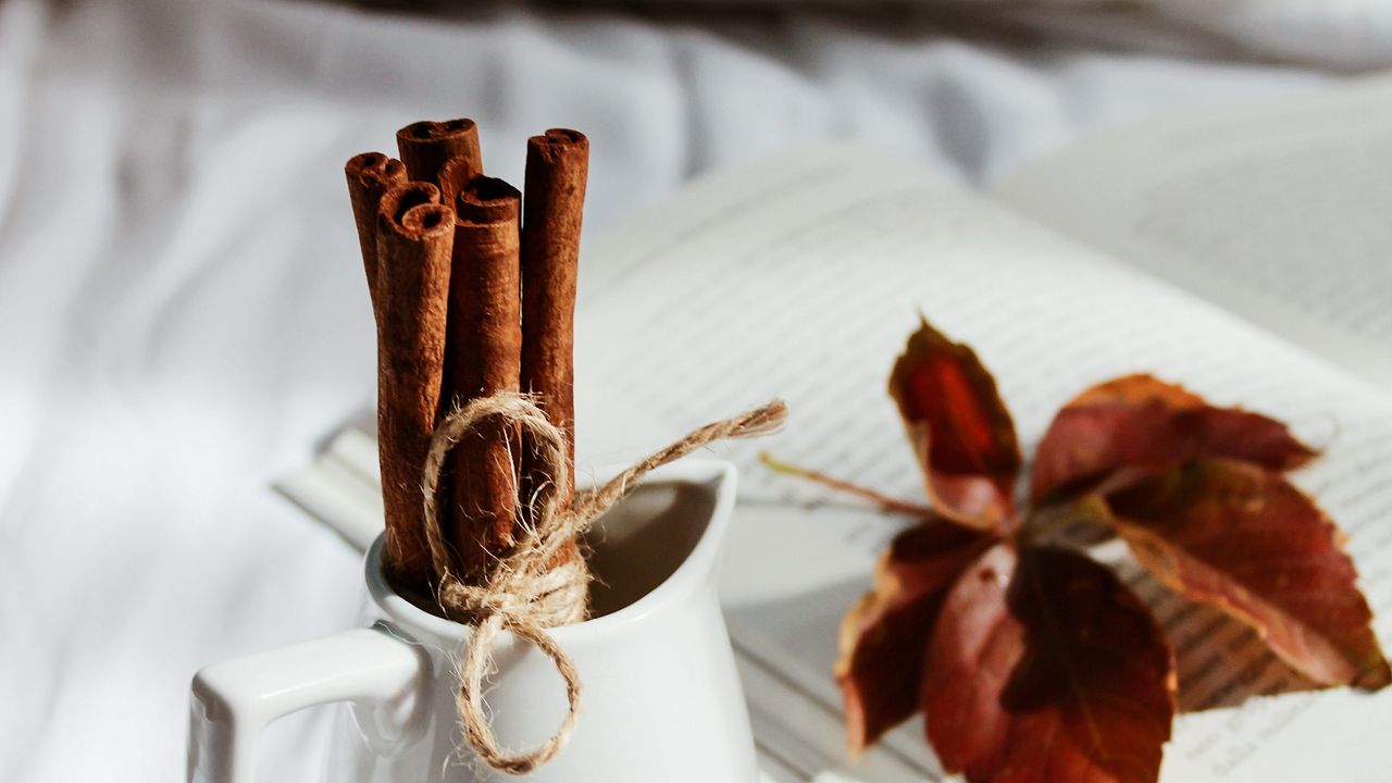 Обои корица, пряности, посуда, листья, белый