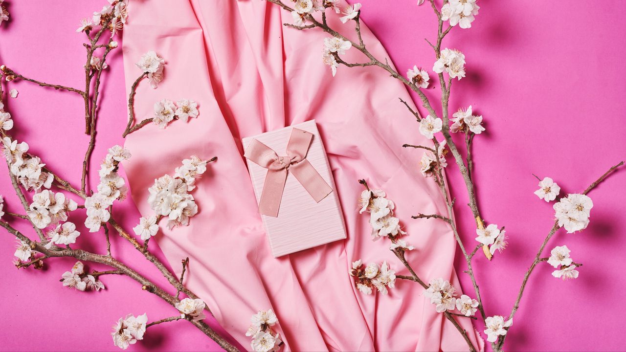 Обои коробка, лента, подарок, ткань, цветы, ветки, розовый