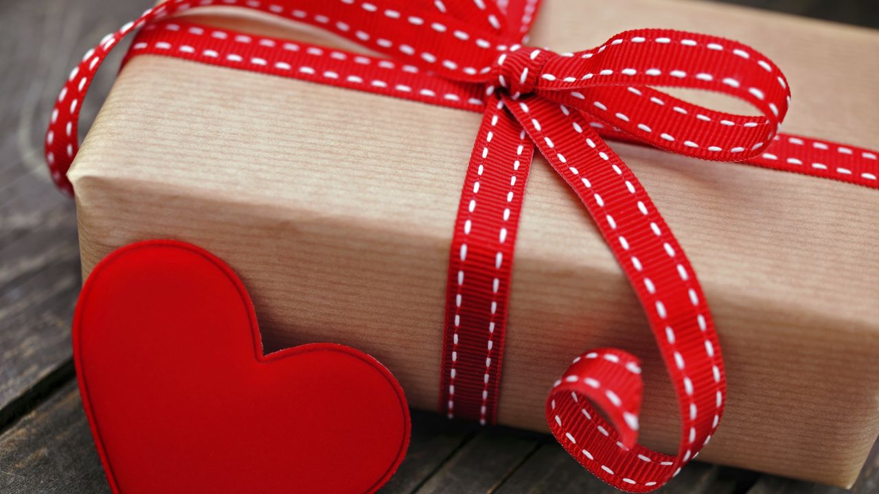 Обои коробка, подарок, праздник, сердце, красное, ленты