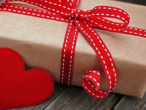 Превью обои коробка, подарок, праздник, сердце, красное, ленты