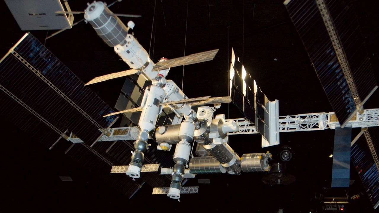 Обои космическая станция, макет, солнечные батареи