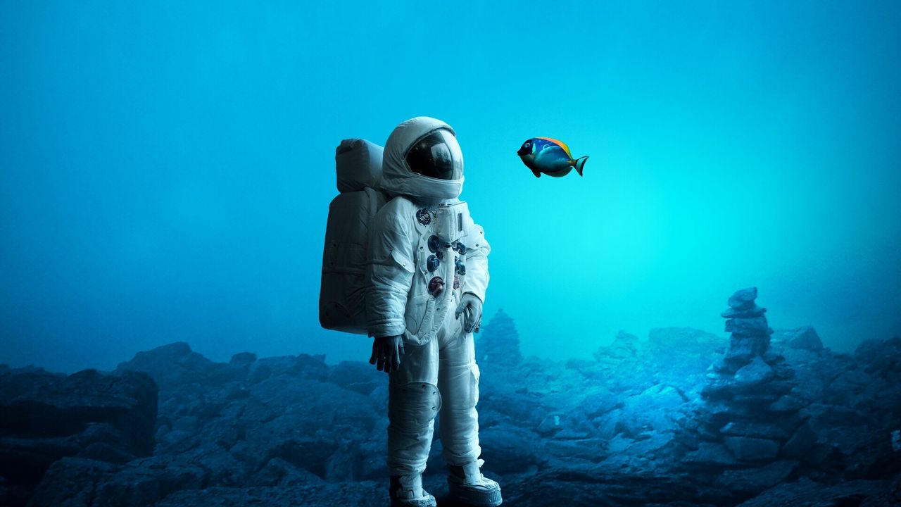 Обои космонавт, под водой, рыба, арт