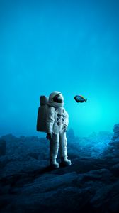 Превью обои космонавт, под водой, рыба, арт