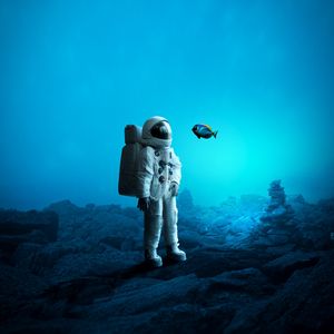 Превью обои космонавт, под водой, рыба, арт