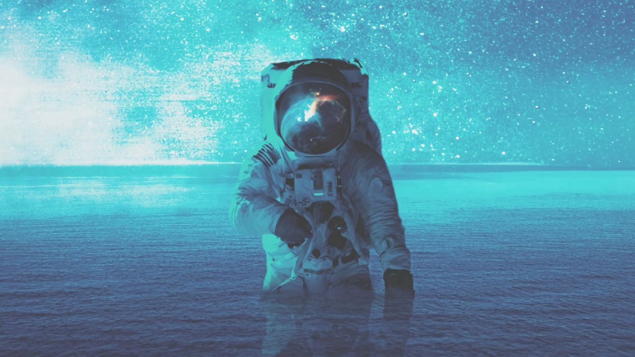 Обои космонавт, вода, космос, звезды