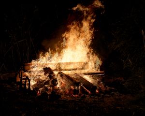 Превью обои костер, бревна, пламя, темный