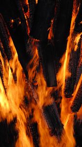 Превью обои костер, дрова, угли, огонь, пламя, темный