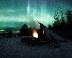 Превью обои костер, хижина, северное сияние, ночь, темный