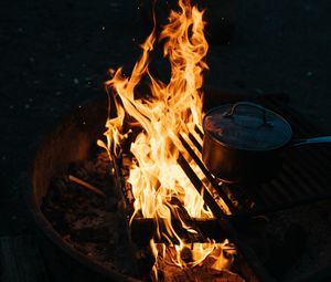 Превью обои костер, кемпинг, огонь, посуда, ночь