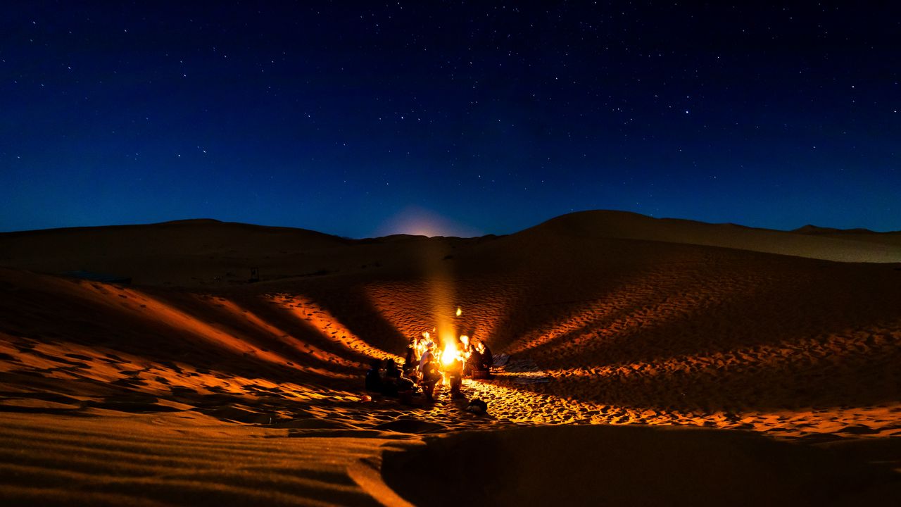 Обои костер, кемпинг, пустыня, люди, ночь, звездное небо, марокко