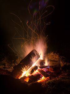 Превью обои костер, огонь, бревна, пламя, темнота