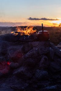 Превью обои костер, огонь, чайник, поход, природа