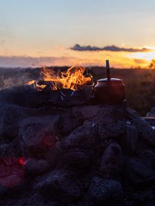 Превью обои костер, огонь, чайник, поход, природа