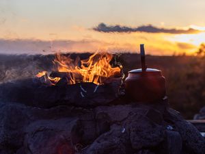 Превью обои костер, огонь, чайник, поход, природа