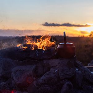 Превью обои костер, огонь, чайник, поход, природа