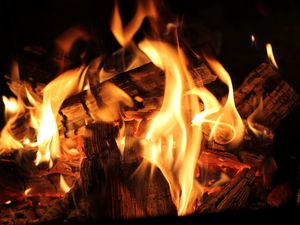 Превью обои костер, огонь, дрова, угли, пламя