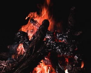 Превью обои костер, огонь, дрова, угли, темный