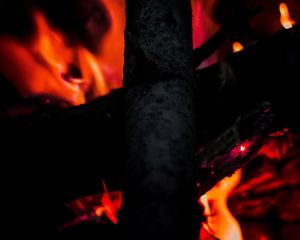 Превью обои костер, огонь, дрова, жар, темный