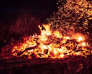 Превью обои костер, огонь, искры, жар, темный