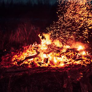 Превью обои костер, огонь, искры, жар, темный