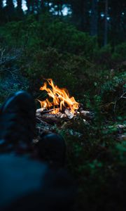 Превью обои костер, огонь, ноги, кемпинг, отдых, трава