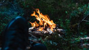 Превью обои костер, огонь, ноги, кемпинг, отдых, трава
