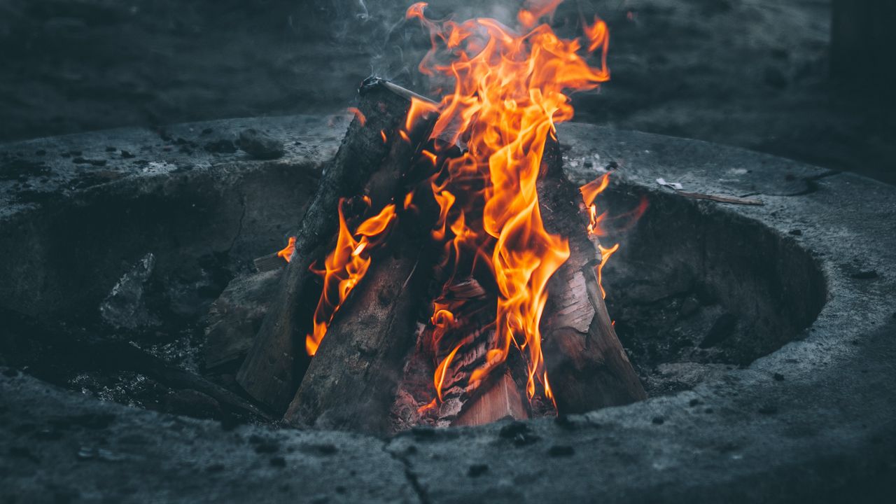 Обои костер, огонь, пламя, дрова, дым