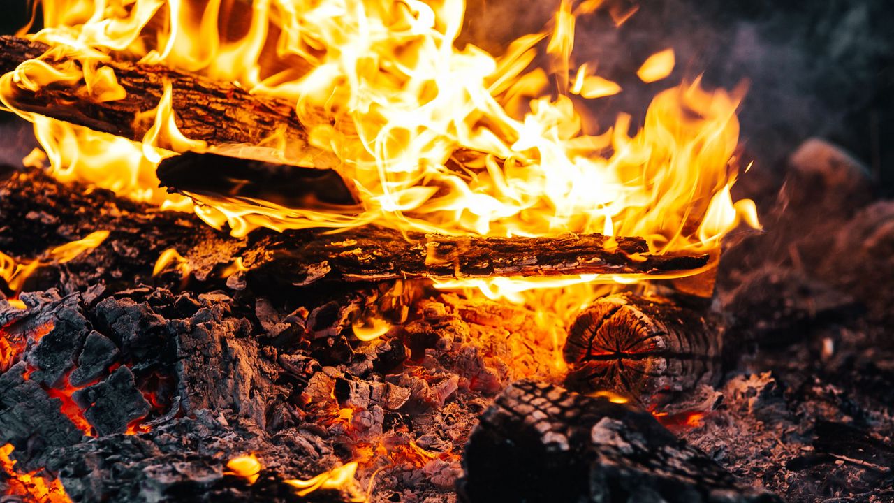 Обои костер, огонь, пламя, угли, зола, дрова