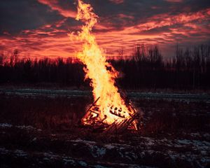 Превью обои костер, огонь, пламя, искры, сумерки