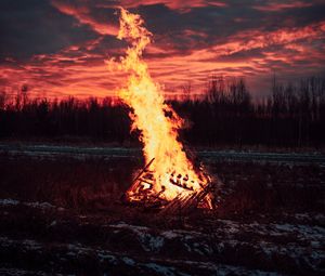 Превью обои костер, огонь, пламя, искры, сумерки