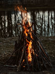 Превью обои костер, огонь, пламя, ветки, поход