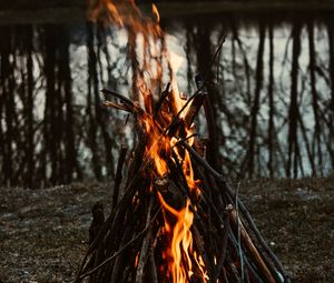 Превью обои костер, огонь, пламя, ветки, поход